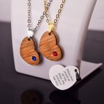 Srdíčko SWAROVSKI s exotickým dřevem a vlastním textem